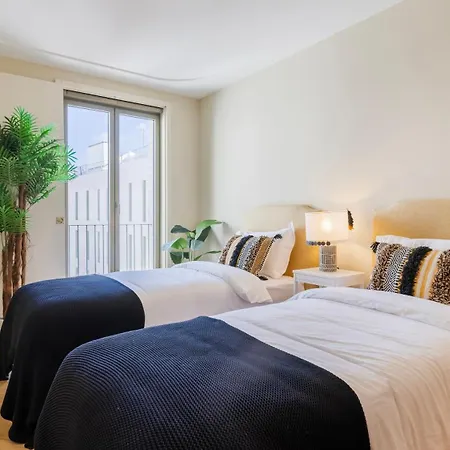 Elegant 3Bdr Flat With Parking By Lovelystay Apartman