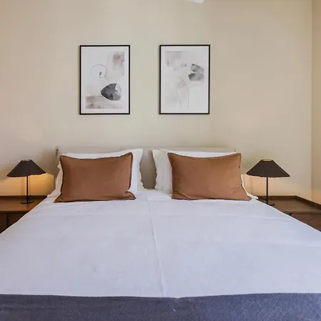 Apartman Elegant 3Bdr Flat With Parking By Lovelystay