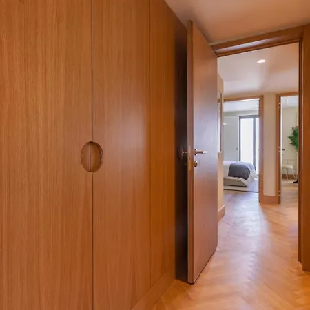 Elegant 3Bdr Flat With Parking By Lovelystay Apartman