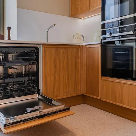 Contemporary 3 Bdr Flat With Parking By Lovelystay Lisboa
