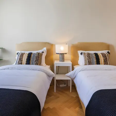 Contemporary 3 Bdr Flat With Parking By Lovelystay Appartement