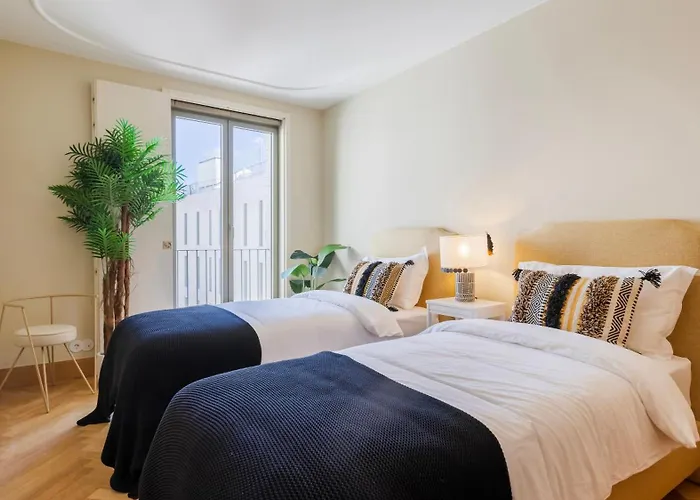 Contemporary 3 Bdr Flat With Parking By Lovelystay Διαμέρισμα