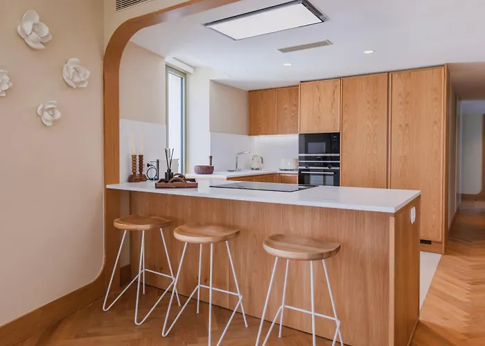 Contemporary 3 Bdr Flat With Parking By Lovelystay Διαμέρισμα