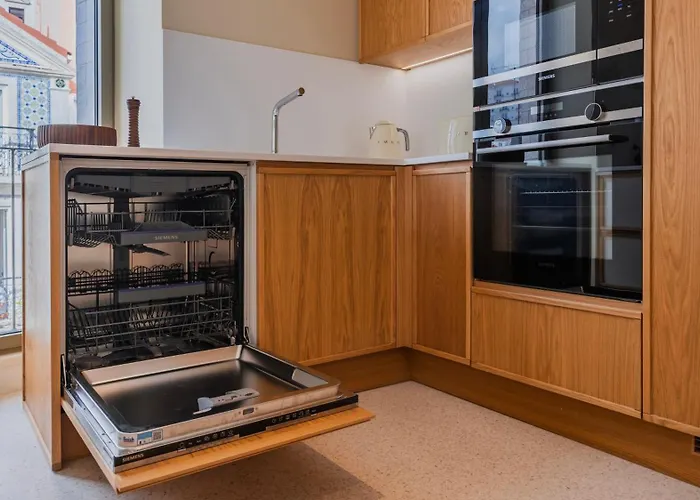 Contemporary 3 Bdr Flat With Parking By Lovelystay Lisbon