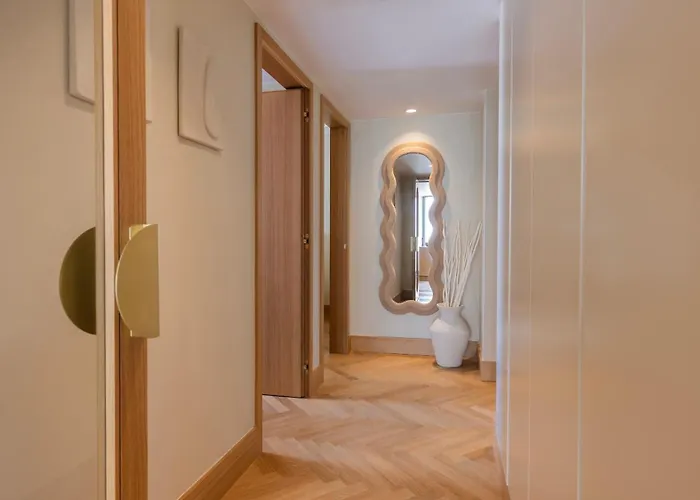 Contemporary 3 Bdr Flat With Parking By Lovelystay Διαμέρισμα