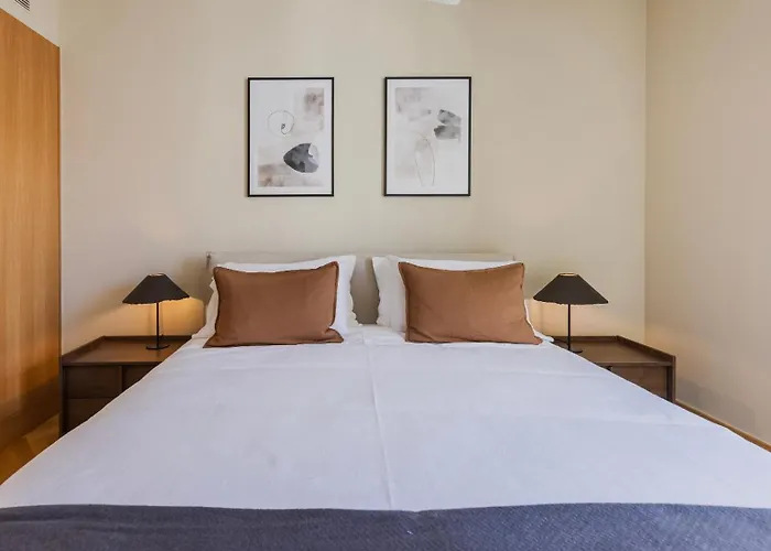 Lejlighed Contemporary 3 Bdr Flat With Parking By Lovelystay