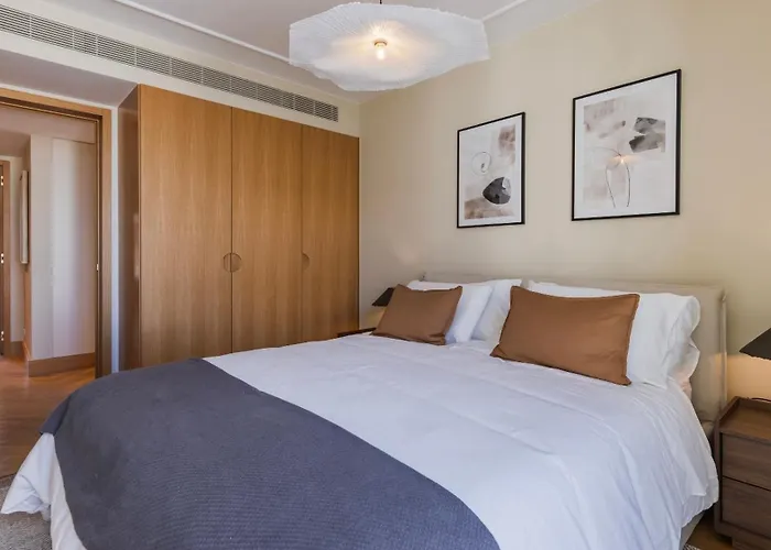 Contemporary 3 Bdr Flat With Parking By Lovelystay Διαμέρισμα *