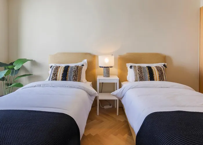 Contemporary 3 Bdr Flat With Parking By Lovelystay Διαμέρισμα