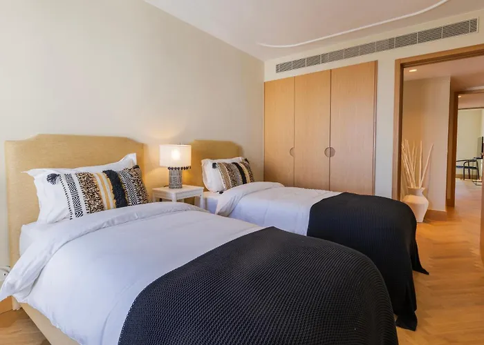 Contemporary 3 Bdr Flat With Parking By Lovelystay Διαμέρισμα *