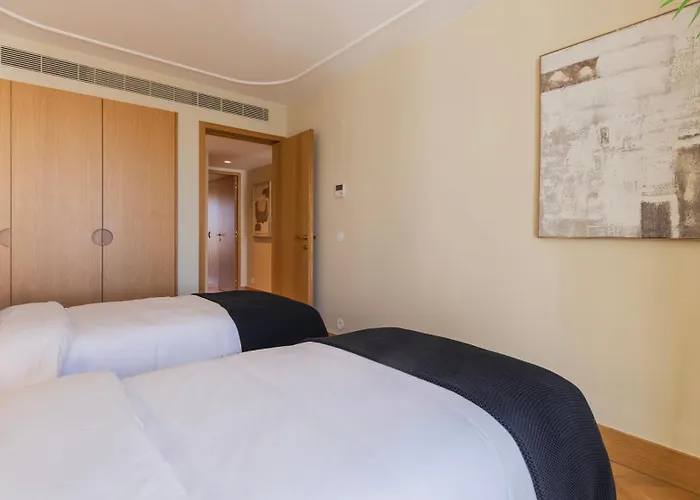 Contemporary 3 Bdr Flat With Parking By Lovelystay