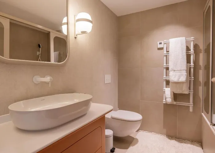 Contemporary 3 Bdr Flat With Parking By Lovelystay Διαμέρισμα