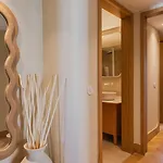 Lejlighed Contemporary 3 Bdr Flat With Parking By Lovelystay